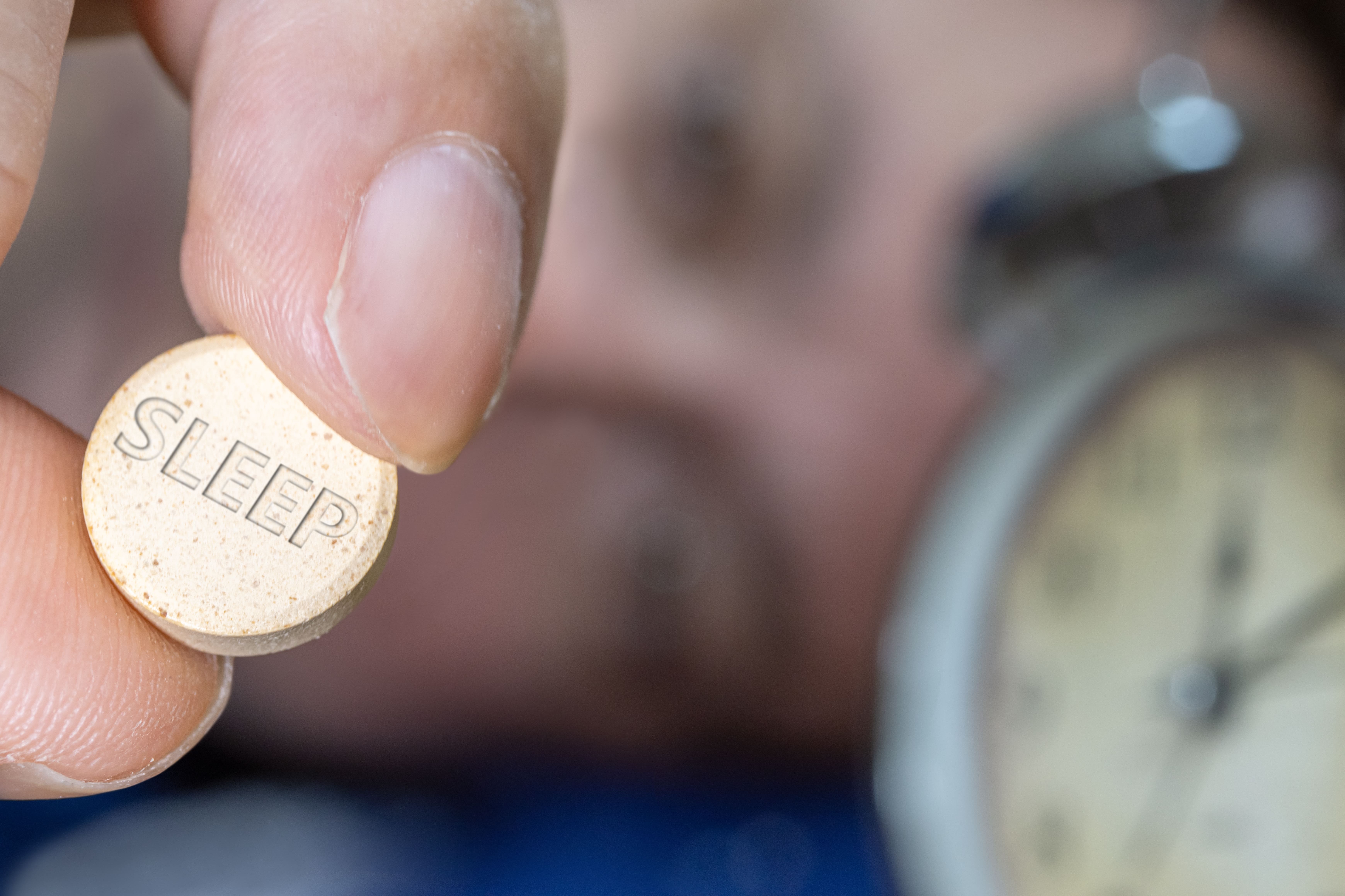 Une piéce en Or ou il y a marqué le mot Sleep