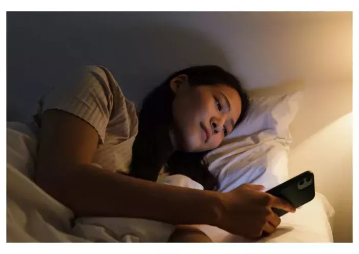 Une personne allongée dans son lit